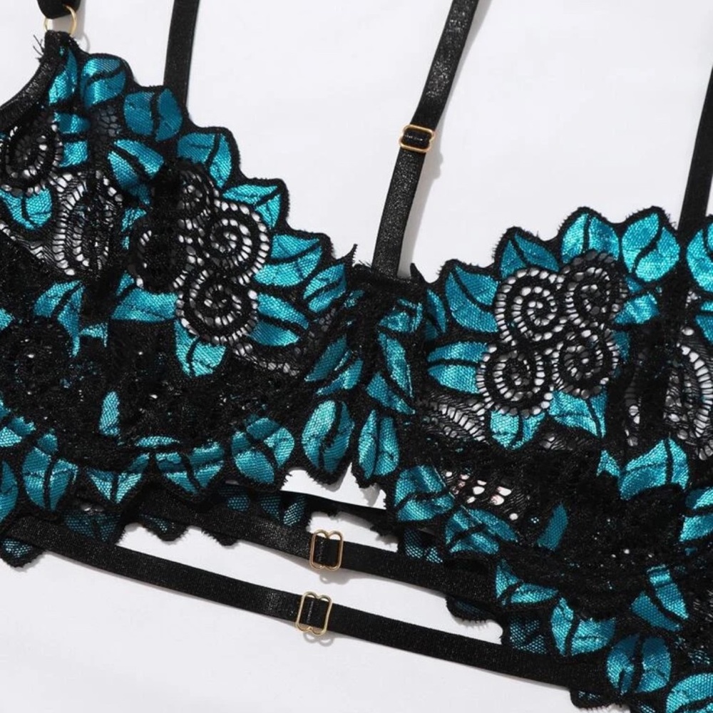 Lingerie blue & black lacy details size large NWT